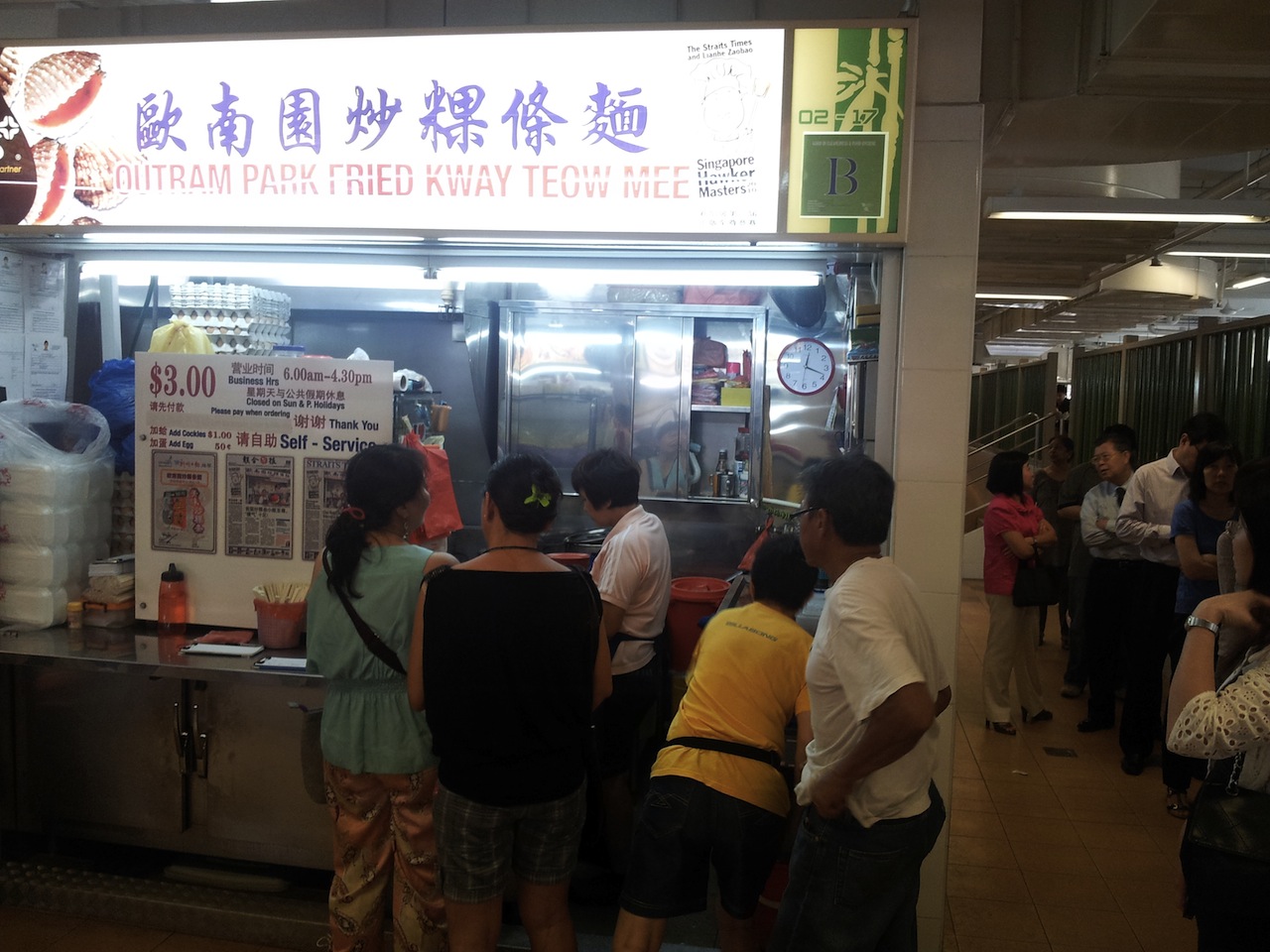 Long queue at a very famous fried kway teow stall!!!