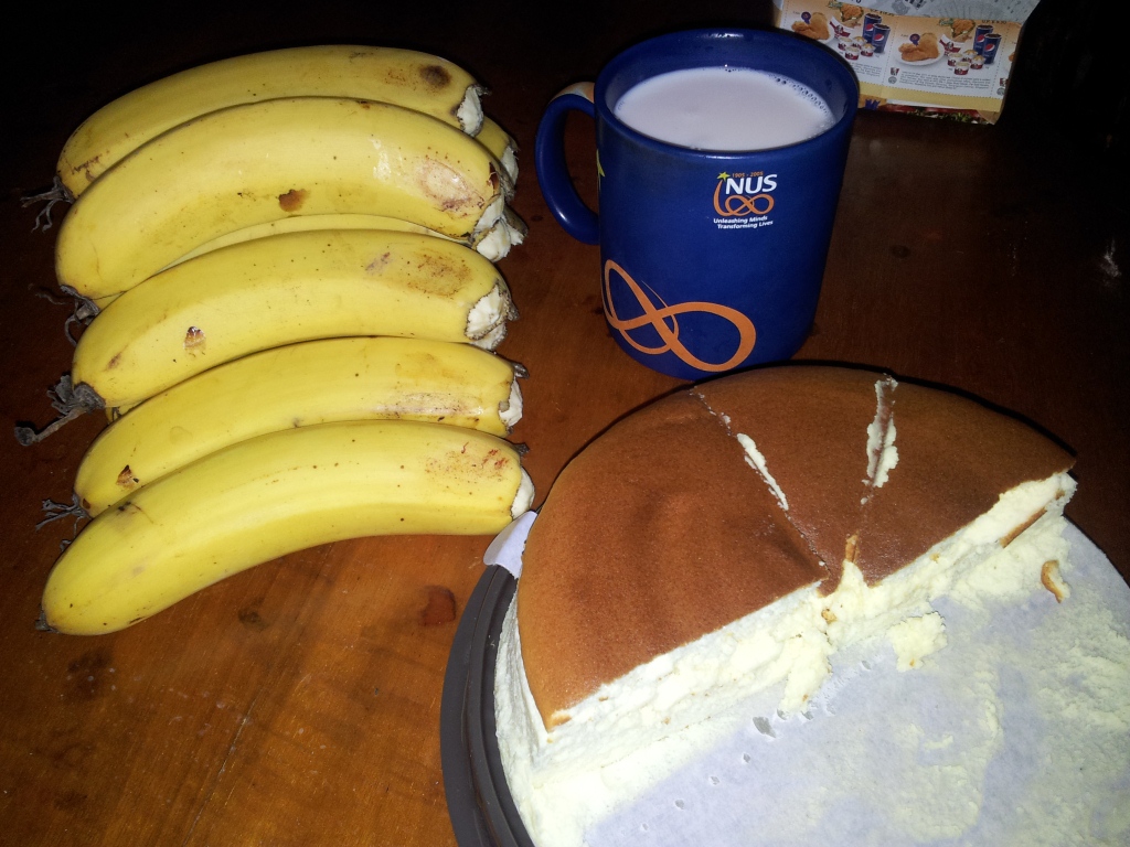 Breakfast! Banna & Milk & cheese cake! Wow!
